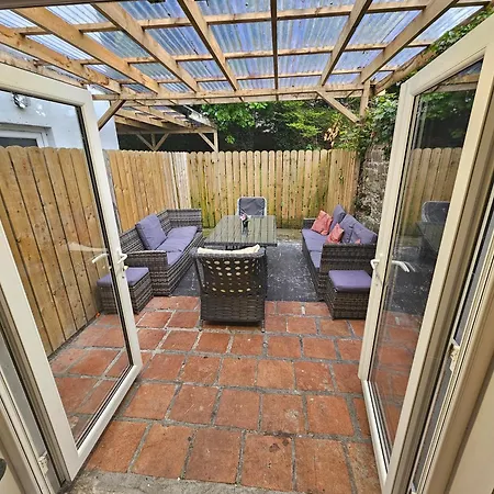 7 Eyre Square Lane *