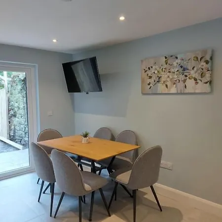 7 Eyre Square Lane *