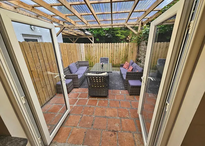 7 Eyre Square Lane *