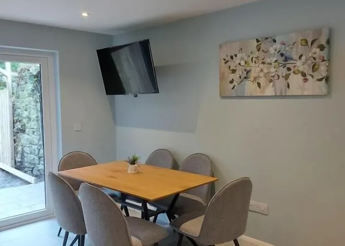 7 Eyre Square Lane *